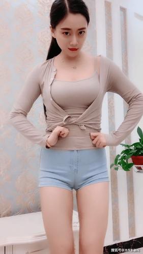 原创美女虽然你是在家里这裤子也勒得太紧了吧