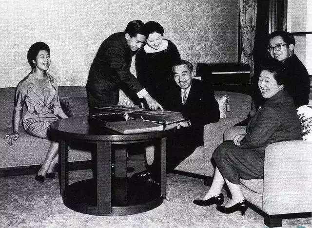 (晚年裕仁一家,中坐者为裕仁) (本文史料参考《裕仁天皇传》)