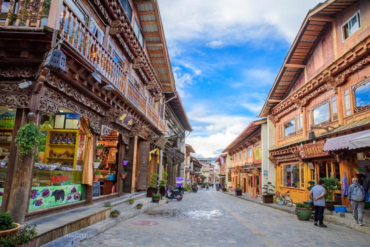 春季旅游好去处,香格里拉古城,满城的鲜花装点出美丽的古城.