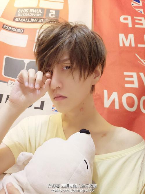 楼主可以去coser颠茄和coser小f的微博看,有很多他们的日常照片哟