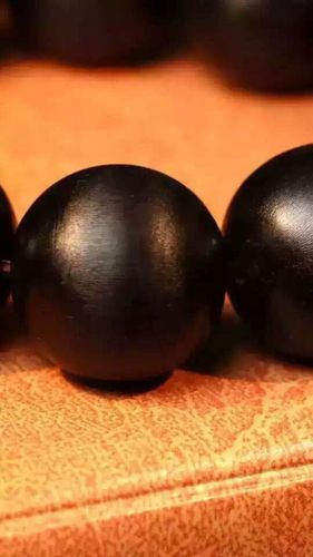 请教各位大神,这是不是藏羚羊角的珠子?