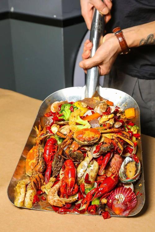 曾连续2个月被"恶意差评"乃至封号的网红「铁锹手抓海鲜」,终于又爆发