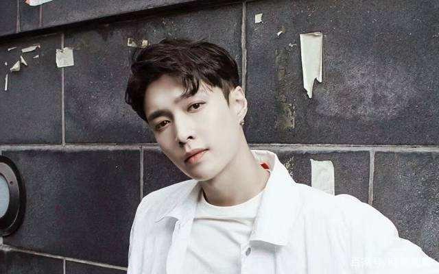 张艺兴出生在1991年的湖南长沙,别看年纪不大,出道时间可是不短,在