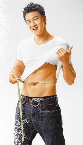 【娱乐八卦】何润东秀结实腹肌 自曝腰围仅78公分