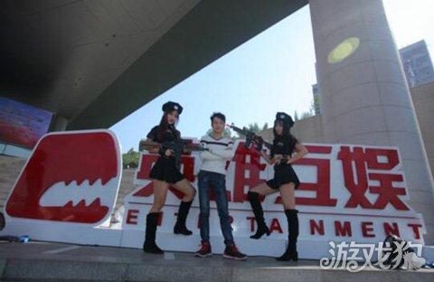 全民枪战巅峰对决 美女警官现场送香艳福利