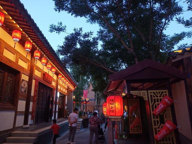 组图:黄昏时分,夜幕之下的石家庄鹿泉德明古镇