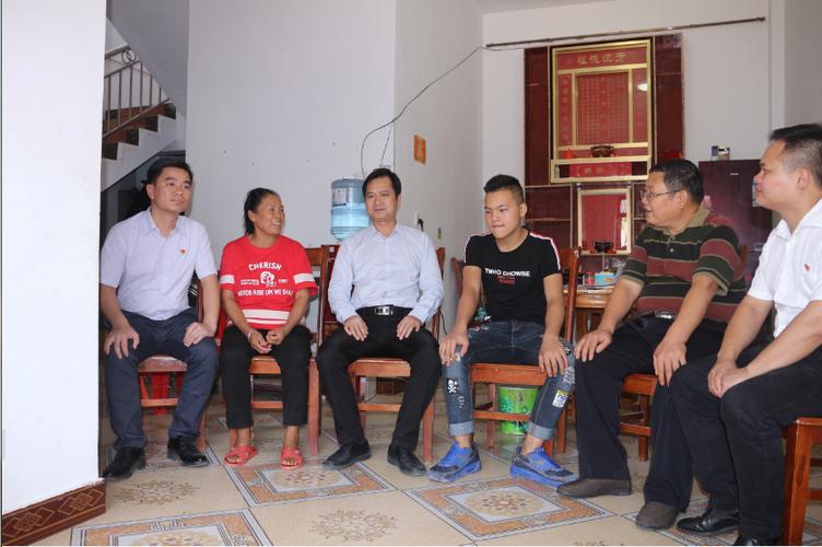 良庆区党委书记施杰到南晓镇易地扶贫搬迁安置点走访.