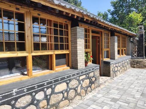 今天介绍的这处院子,就是传统的北方民居风格.古朴典雅,古香古色.