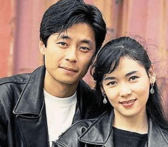 1980年,王杰挺孕肚妻子,被王杰母亲叫走陪男人跳舞,妻子怎样了