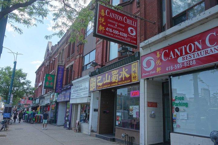 多伦多唐人街的店铺以及蔬果市场都充满了亚洲特色,在这里也可以品尝