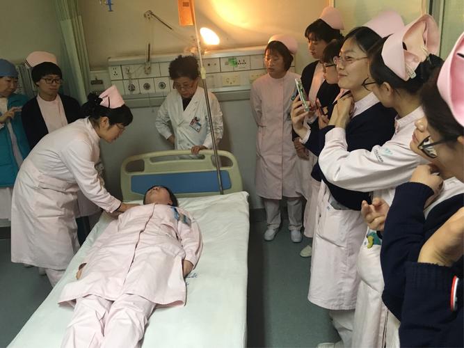 杨芳护士通过具体案例模拟了患者突发心脏骤停进行心肺复苏操作步骤.