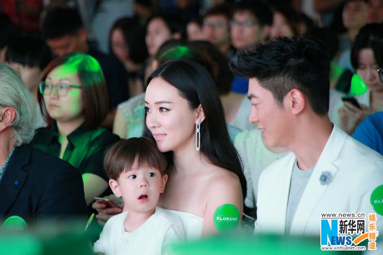 霍思燕杜江一家三口齐代言 嗯哼乖巧依偎妈妈