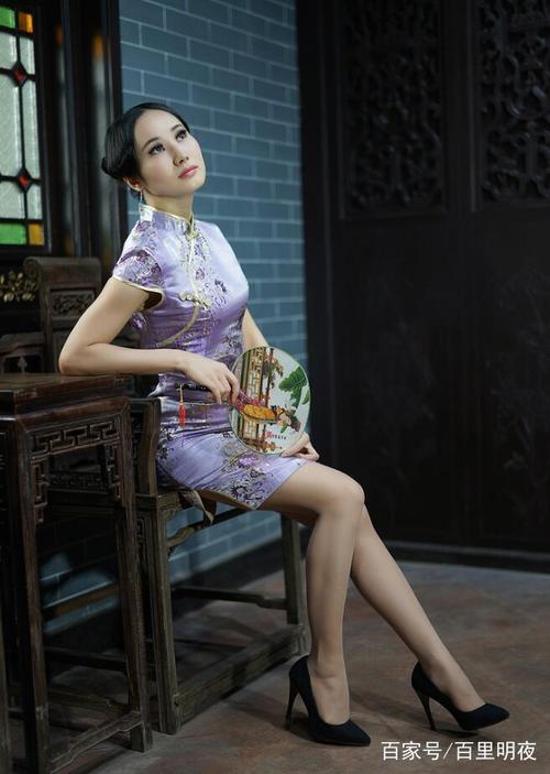 媳妇穿旗袍好迷人,身材不错