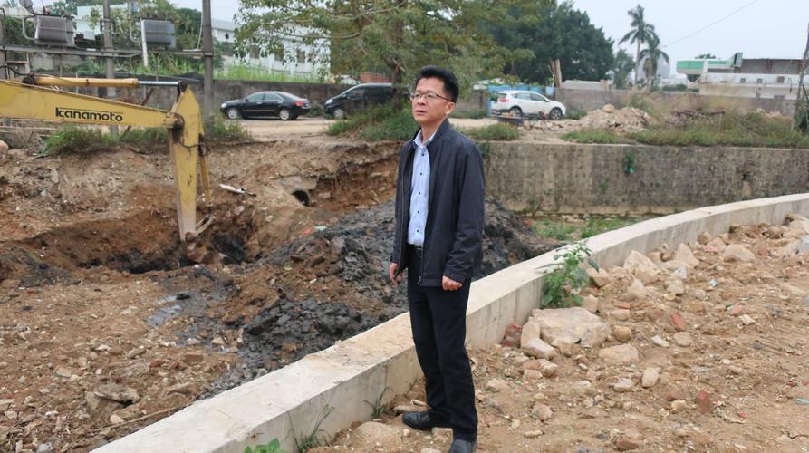 石井街道河长江建勇带队巡查墩子河