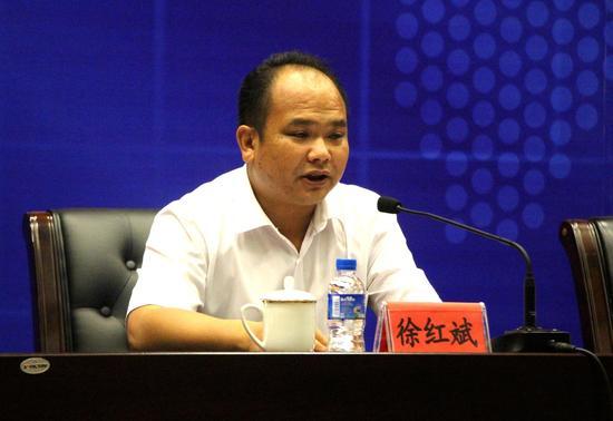 普洱市发展和改革委员会副主任徐红斌作新闻通报