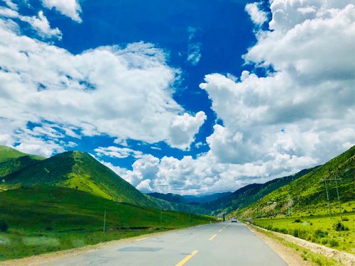 西藏东部,昌都地区东南部,地处怒江上游,县城所在地白马镇海拔3260米