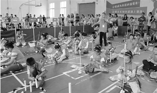 你能搭出多高的"纸塔",这些孩子正在努力.