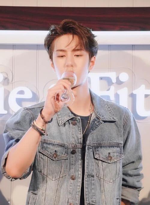 王一博端酒杯,贵公子气质一绝!