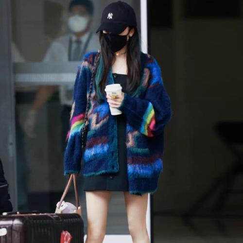 杨幂同款衣服海马毛彩虹条纹针织毛衣外套开衫女2021