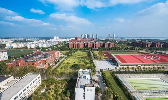 瑶湖校区不设围墙,四周以一条7公里长的瑶河环抱,具有突出的生态人文