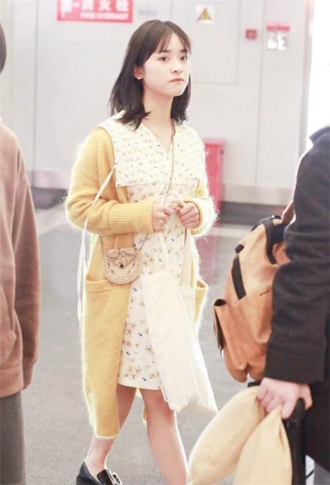 沈月机场街拍照,身穿碎花裙,气质清新时尚,满满的少女