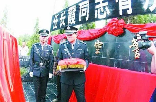 任长霞墓地牺牲多年后仍有群众在墓前跪拜痛哭怀念英雄