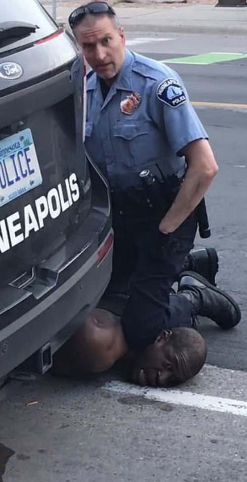 前警官德雷克·肖万跪在弗洛伊德脖子上