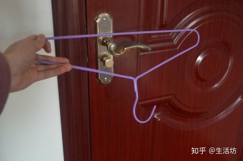 门把手上放一个衣架真的太厉害了解决了很多家庭的困扰实用