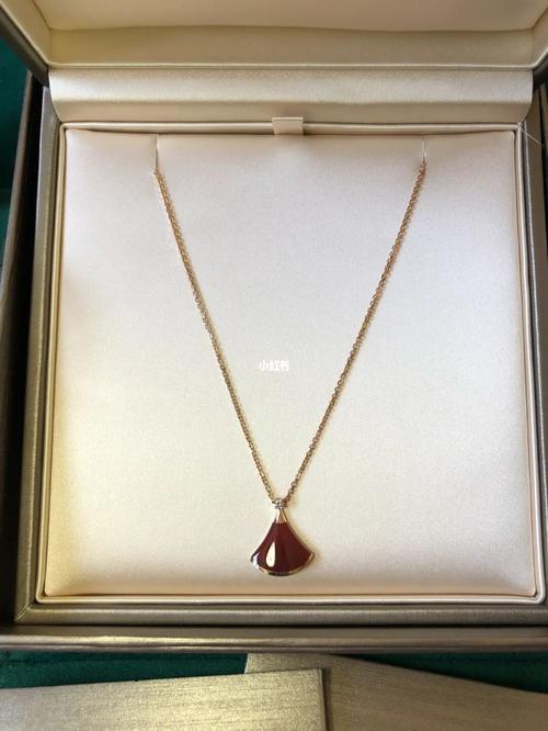 bvlgari宝格丽红扇子18k玫瑰金吊坠项链_宝格丽怎么样