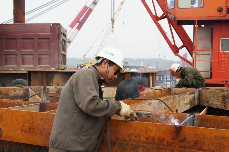 可在望东长江公路大桥建设工地,建设者们正抢抓工期加快工程建设进度