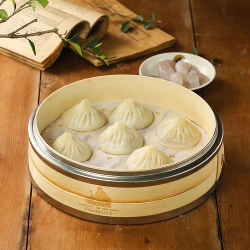 由南翔镇日华轩点心店店主黄明贤所创南翔小笼包始于清代同治十年(一
