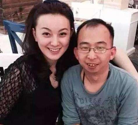 巨兴茂娶了一位貌美如花的妻子,虽然这两人站在一起类似美女和野兽