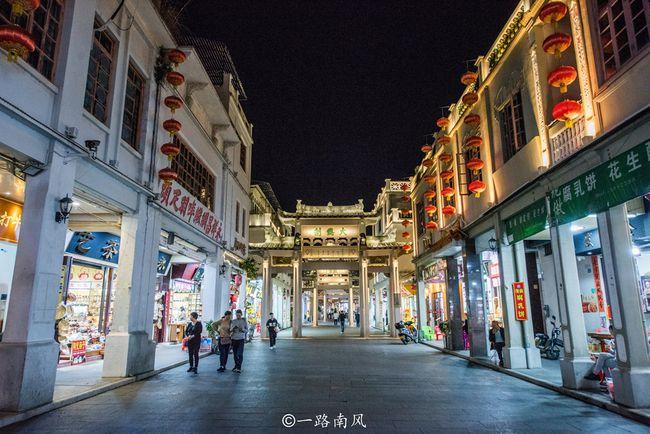 骑楼街在南方城市很常见,不过和古牌坊搭配在一起的,放眼全国仅有潮州