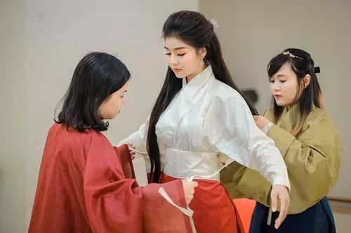 也许是绝得想寻找文化的本真,越南的年轻人开始回味过去,一种与汉服