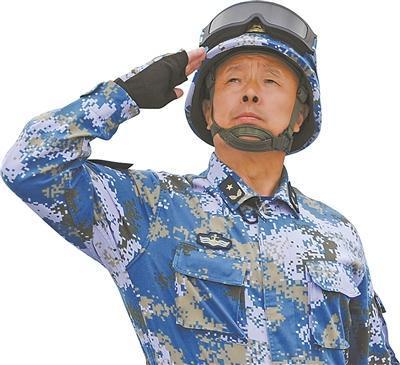 潜艇兵出身,曾任北海舰队副司令员,南部战区海军副司令员.