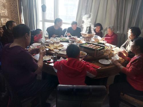 一家人团团围坐,生活红红火火!