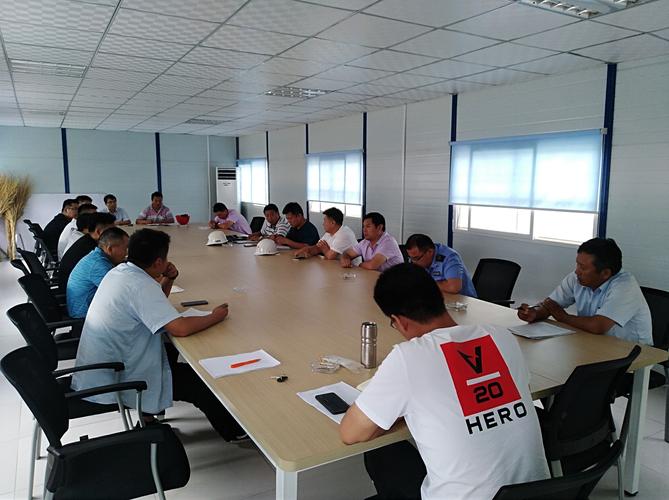 召集工地负责人开会,统一环保思想.