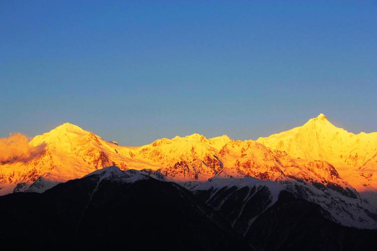 朝圣梅里,日照金山【多图】_梅里雪山观景台游记_途牛