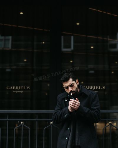 沧桑男人抽烟照片图片