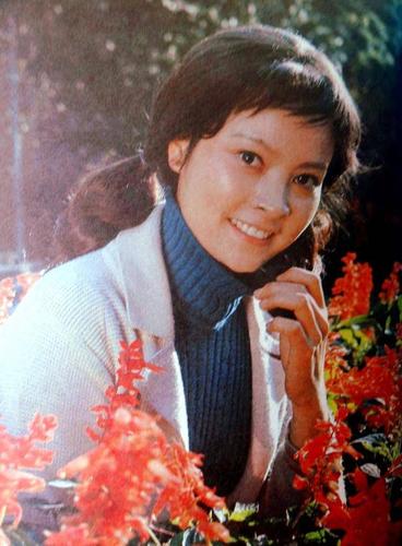 梁丹妮年轻的时候明眸皓齿,长得非常漂亮.