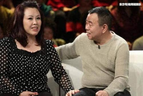 61岁潘长江全家近照,女儿潘阳被亿万老公宠上天,外孙像极他