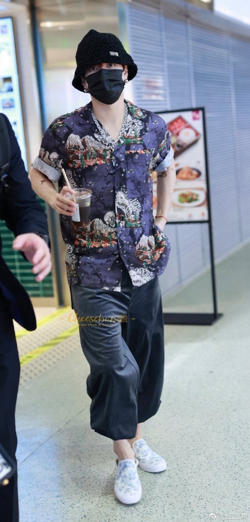 王嘉尔碎花穿搭