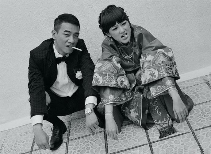 陈小春和应采儿叼烟结婚照