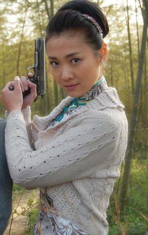 赵雪莲手捧黑玫瑰阔别望族