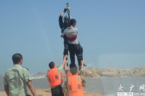 福建平潭海陆空联动救援7名遇险群众 5人获救2人失踪