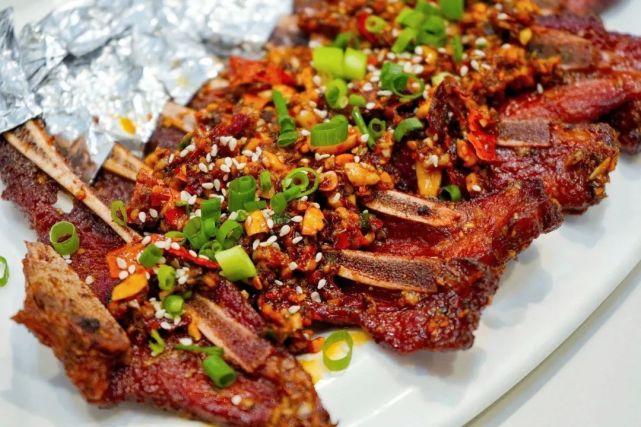 外酥里嫩的扇子骨,撒上秘制的辣椒孜然等调料.
