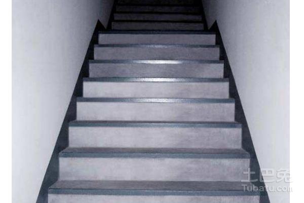 c, 依照墙面500控制线将焊接好的楼梯护角钢筋水平安放在找平 砂浆