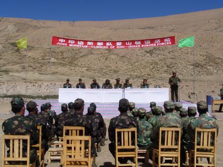 图文:中印两国边防部队举行联合登山活动(1)