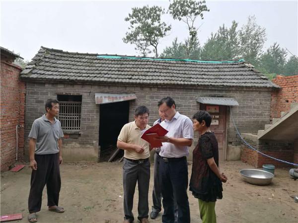颍东区委副书记区长张银军到袁寨镇河北村检查指导脱贫攻坚工作