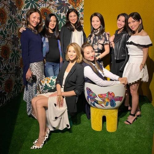 香港名媛贵妇一起聚会,千亿媳妇徐子淇站角落依然抢镜